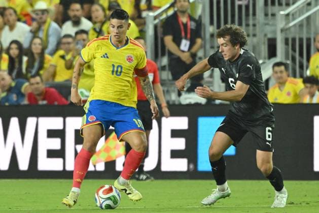 James Rodríguez (L) of Colombia vies for the ball with Joe Bell of New Zealand in a friendly match between the Colombian and New Zealand national teams at Chase Stadium in Fort Lauderdale, Florida, United States, 15 November 2025. International Friendly, Länderspiel, Nationalmannschaft Colombia - New Zealand !ACHTUNG: NUR REDAKTIONELLE NUTZUNG!  Copyright: xGiorgioxVierax AME9464 20251116-55018550837_1