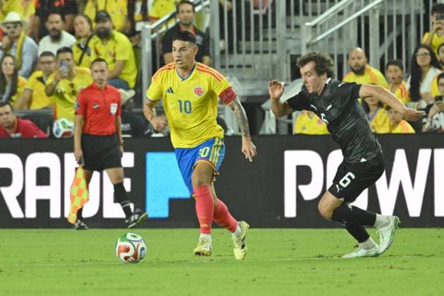 James Rodríguez (L) of Colombia vies for the ball with Joe Bell of New Zealand in a friendly match between the Colombian and New Zealand national teams at Chase Stadium in Fort Lauderdale, Florida, United States, 15 November 2025. International Friendly, Länderspiel, Nationalmannschaft Colombia - New Zealand !ACHTUNG: NUR REDAKTIONELLE NUTZUNG!  Copyright: xGiorgioxVIERAx AME9509 20251116-55018550843_1