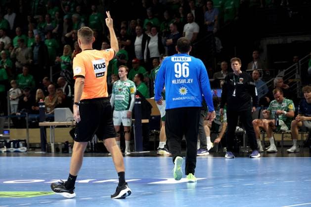 DEU, DHB, 1 HBL, Fuechse Berlin vs THW Kiel, 15 11 2025, Max Schmeling Halle, Berlin, DEU, DHB, 1 HBL, Fuechse Berlin vs THW Kiel, in the picture two minute penalty for Dejan Milosavljev Fuechse Berlin 96 , referee nordphotoxGmbHx xEngler nph00076