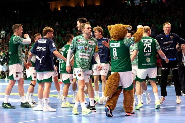DEU, DHB, 1 HBL, Fuechse Berlin vs THW Kiel, 15 11 2025, Max Schmeling Halle, Berlin, DEU, DHB, 1 HBL, Fuechse Berlin vs THW Kiel, in the picture Fuechse players circle, Mijajlo , Mathias Gidsel Fuechse Berlin 19 nordphotoxGmbHx xEngler nph00076