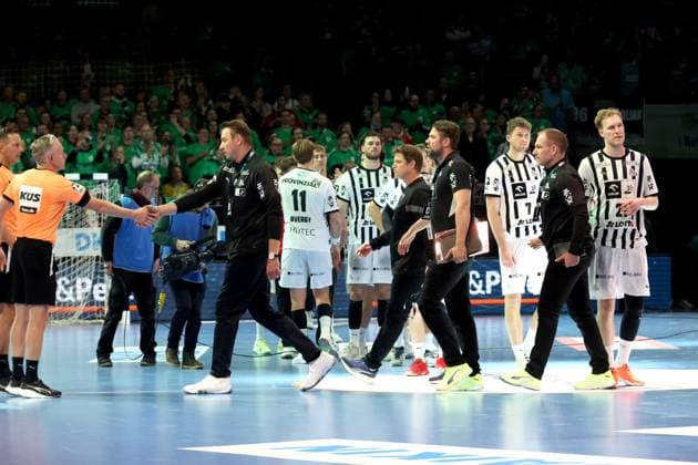 DEU, DHB, 1 HBL, Fuechse Berlin vs THW Kiel, 15 11 2025, Max Schmeling Halle, Berlin, DEU, DHB, 1 HBL, Fuechse Berlin vs THW Kiel, in the picture head coach Nicolej Krickau Fuechse Berlin , coach Filip Jicha THW Kiel , Kiel players circle, referees nordphotoxGmbHx xEngler nph00076
