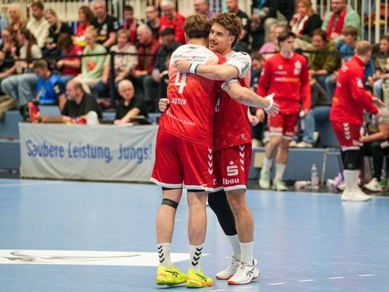 Tim Mast TuSEM Essen, 68 and Felix Goettler TuSEM Essen, 04 before the match TuSEM Essen vs 1 VfL Potsdam, Handball, 2 Bundesliga, Matchday 11, Season 2025 2026, 15 11 2025 TuSEM Essen vs 1 VfL Potsdam, Handball, 2 Bundesliga, Matchday 11, Season 2025 2026, 15 11 2025 Essen Copyright: xEibner-Pressefoto DamianxKruczynx EP_DKI