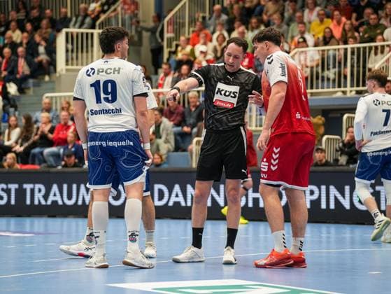 Leon Baermann Referee explains Valentin Willner TuSEM Essen, 05 and Gabriele Sontacchi 1 VFL Potsdam, 19 his decision TuSEM Essen vs 1 VfL Potsdam, Handball, 2 Bundesliga, Matchday 11, Season 2025 2026, 15 11 2025 TuSEM Essen vs 1 VfL Potsdam, Handball, 2 Bundesliga, Matchday 11, Season 2025 2026, 15 11 2025 Essen Copyright: xEibner-Pressefoto DamianxKruczynx EP_DKI