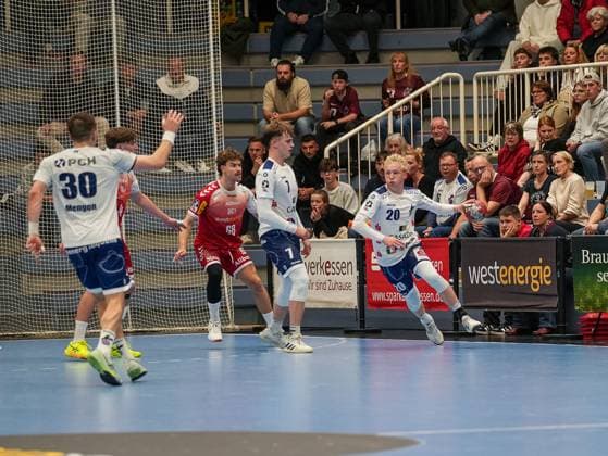 Tim Hildenbrand 1 VFL Potsdam, 20 dribbles around Tim Mast TuSEM Essen, 68 and Nicolas Paulnsteiner 1 VFL Potsdam, 07 around TuSEM Essen vs 1 VfL Potsdam, Handball, 2 Bundesliga, Matchday 11, Season 2025 2026, 15 11 2025 TuSEM Essen vs 1 VfL Potsdam, Handball, 2 Bundesliga, Matchday 11, Season 2025 2026, 15 11 2025 Essen Copyright: xEibner-Pressefoto DamianxKruczynx EP_DKI