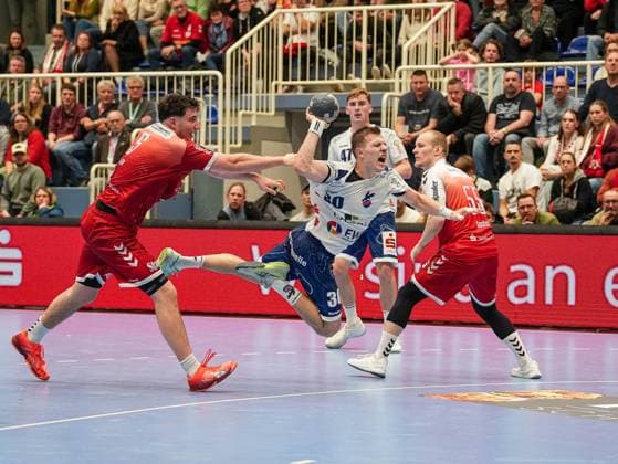 Marco Mengon 1 VFL Potsdam, 30 is fouled by Valentin Willner TuSEM Essen, 05 TuSEM Essen vs 1 VfL Potsdam, Handball, 2 Bundesliga, Matchday 11, Season 2025 2026, 15 11 2025 TuSEM Essen vs 1 VfL Potsdam, Handball, 2 Bundesliga, Matchday 11, Season 2025 2026, 15 11 2025 Essen Copyright: xEibner-Pressefoto DamianxKruczynx EP_DKI