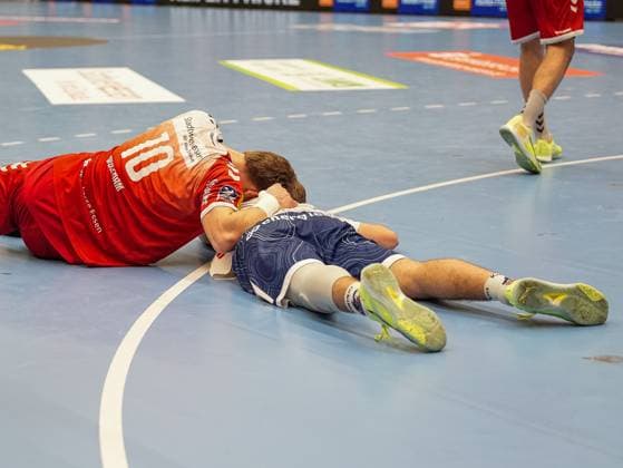 Florian Budde 1 VFL Potsdam, 02 and Finn Wolfram TuSEM Essen, 10 both remain on the ground after a foul TuSEM Essen vs 1 VfL Potsdam, Handball, 2 Bundesliga, Matchday 11, Season 2025 2026, 15 11 2025 TuSEM Essen vs 1 VfL Potsdam, Handball, 2 Bundesliga, Matchday 11, Season 2025 2026, 15 11 2025 Essen Copyright: xEibner-Pressefoto DamianxKruczynx EP_DKI