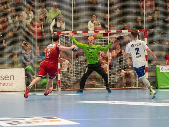 Valentin Willner TuSEM Essen, 05 sprints on Marvin Matthes 1 VfL Potsdam, 16 to TuSEM Essen vs 1 VfL Potsdam, Handball, 2 Bundesliga, 11 Matchday, Season 2025 2026, 15 11 2025 TuSEM Essen vs 1 VfL Potsdam, Handball, 2 Bundesliga, 11 Matchday, Season 2025 2026, 15 11 2025 Essen Copyright: xEibner-Pressefoto DamianxKruczynx EP_DKI