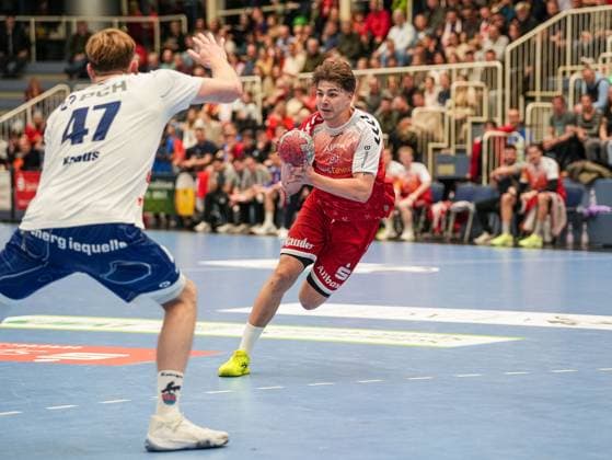 Felix Goettler TuSEM Essen, 04 dribbling against Dustin Kraus 1 VFL Potsdam, 47 TuSEM Essen vs 1 VfL Potsdam, Handball, 2 Bundesliga, Matchday 11, Season 2025 2026, 15 11 2025 TuSEM Essen vs 1 VfL Potsdam, Handball, 2 Bundesliga, Matchday 11, Season 2025 2026, 15 11 2025 Essen Copyright: xEibner-Pressefoto DamianxKruczynx EP_DKI