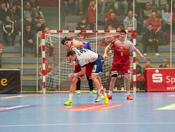 Felix Goettler TuSEM Essen, 04 blocks Marco Mengon 1 VFL Potsdam, 30 TuSEM Essen vs 1 VfL Potsdam, Handball, 2 Bundesliga, 11 Matchday, Season 2025 2026, 15 11 2025 TuSEM Essen vs 1 VfL Potsdam, Handball, 2 Bundesliga, 11 Matchday, Season 2025 2026, 15 11 2025 Essen Copyright: xEibner-Pressefoto DamianxKruczynx EP_DKI