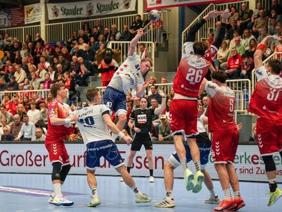 Dustin Kraus 1 VFL Potsdam, 47 throwing on goal Tom Wolf TuSEM Essen, 26 , Valentin Willner TuSEM Essen, 05 trying to block TuSEM Essen vs 1 VfL Potsdam, Handball, 2 Bundesliga, Matchday 11, Season 2025 2026, 15 11 2025 TuSEM Essen vs 1 VfL Potsdam, Handball, 2 Bundesliga, Matchday 11, Season 2025 2026, 15 11 2025 Essen Copyright: xEibner-Pressefoto DamianxKruczynx EP_DKI