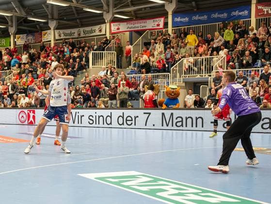 Nils Fuhrmann 1 VFL Potsdam, 27 on a seven-meter throw against Dominik Plaue TuSEM Essen, 87 TuSEM Essen vs 1 VfL Potsdam, Handball, 2 Bundesliga, Matchday 11, Season 2025 2026, 15 11 2025 TuSEM Essen vs 1 VfL Potsdam, Handball, 2 Bundesliga, Matchday 11, Season 2025 2026, 15 11 2025 Essen Copyright: xEibner-Pressefoto DamianxKruczynx EP_DKI