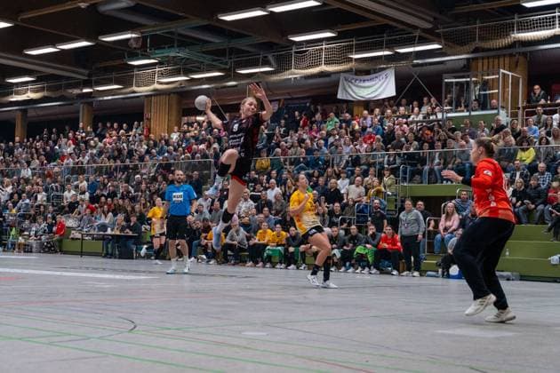 Ronja Buehler TG Nuertingen, 09 and Ann Rammer HC Roedertal, 21 , TG Nuertingen vs HC Roedertal, Handball, 2 Bundesliga Women, 09 Matchday, Season 2025 2026, 15 11 2025, TG Nuertingen vs HC Roedertal, Handball, 2 Bundesliga Women, 09 Matchday, Season 2025 2026, 15 11 2025 Nuertingen Copyright: xEibner-Pressefoto MaxxVogelx EP_MVL