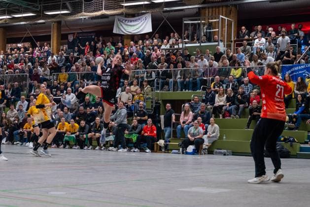 Ronja Buehler TG Nuertingen, 09 and Ann Rammer HC Roedertal, 21 , TG Nuertingen vs HC Roedertal, Handball, 2 Bundesliga Women, 09 Matchday, Season 2025 2026, 15 11 2025, TG Nuertingen vs HC Roedertal, Handball, 2 Bundesliga Women, 09 Matchday, Season 2025 2026, 15 11 2025 Nuertingen Copyright: xEibner-Pressefoto MaxxVogelx EP_MVL