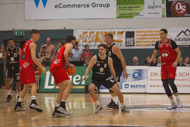 15 11 2025, xovx, Basketball Regionalliga Südwest, Lich Basketball MTV Stuttgart v l David Amaize Lich Basketball , Marko Lavric MTV Stuttgart , Hugo Mounier MTV Stuttgart , Till Wagner Lich Basketball , Johannes Lischka Lich Basketball , Paolo Tosi MTV Stuttgart Lich Sporthalle Dietrich Bonhoeffer S Hessen Germany EN