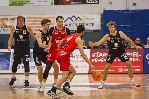 15 11 2025, xovx, Basketball Regionalliga Südwest, Lich Basketball MTV Stuttgart v l Johannes Lischka Lich Basketball , Till Wagner Lich Basketball , Paolo Tosi MTV Stuttgart , Hugo Mounier MTV Stuttgart , Gregor Gümbel Lich Basketball Lich Sporthalle Dietrich Bonhoeffer S Hessen Deutschland DE