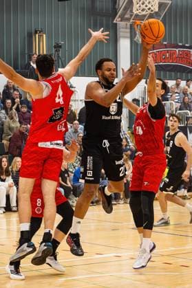 15 11 2025, xovx, Basketball Regionalliga Südwest, Lich Basketball MTV Stuttgart v l Hugo Mounier MTV Stuttgart , Christian Gundlach MTV Stuttgart , David Amaize Lich Basketball , Paolo Tosi MTV Stuttgart , Till Wagner Lich Basketball Lich Sporthalle Dietrich Bonhoeffer S Hessen Germany EN