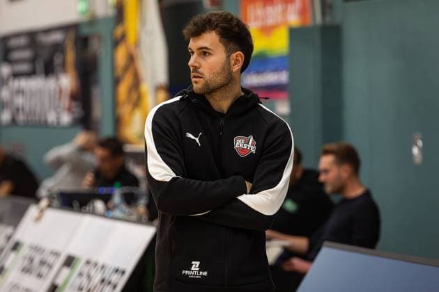 15 11 2025, xovx, Basketball Regionalliga Südwest, Lich Basketball MTV Stuttgart Coach Lucas Nasev Lich Basketball Lich Sporthalle Dietrich Bonhoeffer S Hessen Germany EN