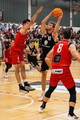 15 11 2025, xovx, Basketball Regionalliga Südwest, Lich Basketball MTV Stuttgart v l Paolo Tosi MTV Stuttgart , Hugo Mounier MTV Stuttgart , Till Wagner Lich Basketball , Gregor Gümbel Lich Basketball , Christian Gundlach MTV Stuttgart Lich Sporthalle Dietrich Bonhoeffer S Hessen Germany EN