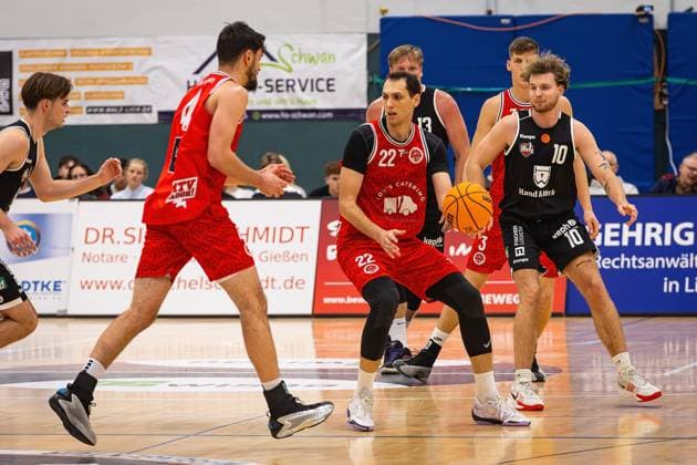 15 11 2025, xovx, Basketball Regionalliga Südwest, Lich Basketball MTV Stuttgart v l Hugo Mounier MTV Stuttgart , Paolo Tosi MTV Stuttgart , Johannes Lischka Lich Basketball , Marko Lavric MTV Stuttgart , Gregor Gümbel Lich Basketball Lich Sporthalle Dietrich Bonhoeffer S Hessen Germany EN