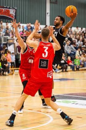 15 11 2025, xovx, Basketball Regionalliga Südwest, Lich Basketball MTV Stuttgart v l Christian Gundlach MTV Stuttgart , Marko Lavric MTV Stuttgart , David Amaize Lich Basketball Lich Sporthalle Dietrich Bonhoeffer Schule Hessen Germany EN
