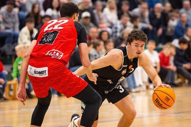15 11 2025, xovx, Basketball Regionalliga Südwest, Lich Basketball MTV Stuttgart v l Paolo Tosi MTV Stuttgart , Hanno Kotulla Lich Basketball Lich Sporthalle Dietrich Bonhoeffer S Hessen Deutschland DE