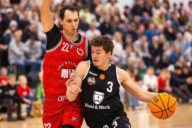 15 11 2025, xovx, Basketball Regionalliga Südwest, Lich Basketball MTV Stuttgart v l Paolo Tosi MTV Stuttgart , Hanno Kotulla Lich Basketball Lich Sporthalle Dietrich Bonhoeffer S Hessen Deutschland DE