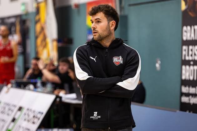 15 11 2025, xovx, Basketball Regionalliga Südwest, Lich Basketball MTV Stuttgart Coach Lucas Nasev Lich Basketball Lich Sporthalle Dietrich Bonhoeffer S Hessen Germany EN