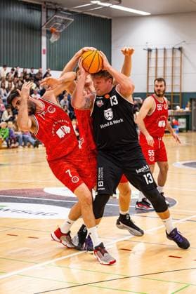 15 11 2025, xovx, Basketball Regionalliga Südwest, Lich Basketball MTV Stuttgart v l Vasileios Lampropoulos MTV Stuttgart , Marko Lavric MTV Stuttgart , Johannes Lischka Lich Basketball , Luka Milovac MTV Stuttgart , Lich Sporthalle Dietrich Bonhoeffer S Hessen Germany EN