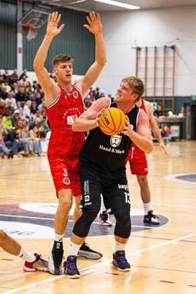 15 11 2025, xovx, Basketball Regionalliga Südwest, Lich Basketball MTV Stuttgart v l Marko Lavric MTV Stuttgart , Johannes Lischka Lich Basketball , Luka Milovac MTV Stuttgart Lich Sporthalle Dietrich Bonhoeffer S Hessen Germany EN