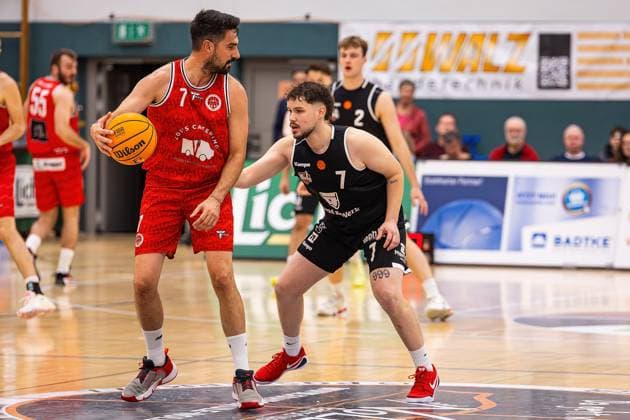 15 11 2025, xovx, Basketball Regionalliga Südwest, Lich Basketball MTV Stuttgart v l Vasileios Lampropoulos MTV Stuttgart , Fritz Rostek Lich Basketball Lich Sporthalle Dietrich Bonhoeffer S Hessen Deutschland DE