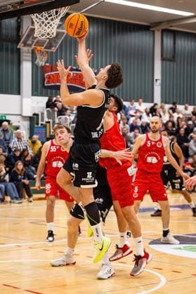 15 11 2025, xovx, Basketball Regionalliga Südwest, Lich Basketball MTV Stuttgart v l Luka Milovac MTV Stuttgart , Christian Mann Lich Basketball , Orkun Mehmed Lich Basketball , Vasileios Lampropoulos MTV Stuttgart , Ruben Leidel MTV Stuttgart Lich Sporthalle Dietrich Bonhoeffer S Hessen Germany EN