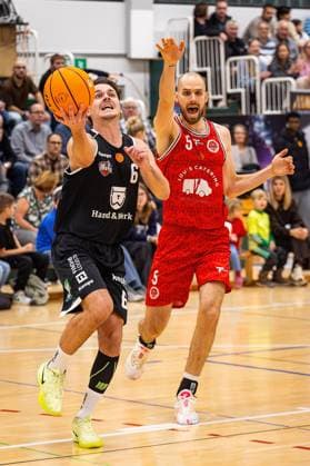 15 11 2025, xovx, Basketball Regionalliga Südwest, Lich Basketball MTV Stuttgart v l Orkun Mehmed Lich Basketball , Ruben Leidel MTV Stuttgart Lich Sporthalle Dietrich Bonhoeffer S Hessen Deutschland DE