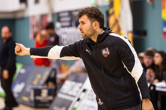 15 11 2025, xovx, Basketball Regionalliga Südwest, Lich Basketball MTV Stuttgart Coach Lucas Nasev Lich Basketball Lich Sporthalle Dietrich Bonhoeffer S Hessen Germany EN