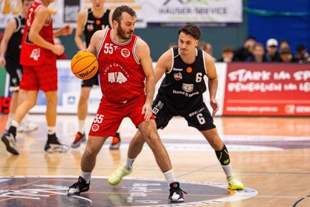 15 11 2025, xovx, Basketball Regionalliga Südwest, Lich Basketball MTV Stuttgart v l Luka Milovac MTV Stuttgart , Orkun Mehmed Lich Basketball Lich Sporthalle Dietrich Bonhoeffer S Hessen Deutschland DE
