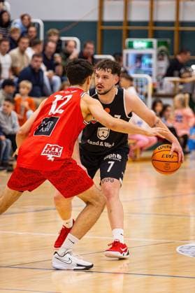 15 11 2025, xovx, Basketball Regionalliga Südwest, Lich Basketball MTV Stuttgart v l Alois Mounier MTV Stuttgart , Fritz Rostek Lich Basketball Lich Sporthalle Dietrich Bonhoeffer S Hessen Deutschland DE
