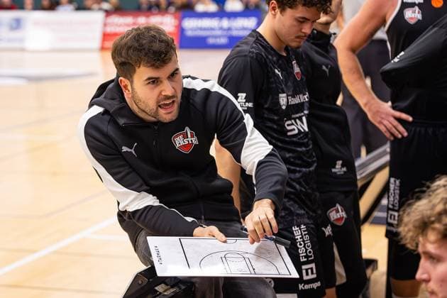 15 11 2025, xovx, Basketball Regionalliga Südwest, Lich Basketball MTV Stuttgart Coach Lucas Nasev Lich Basketball Lich Sporthalle Dietrich Bonhoeffer S Hessen Germany EN