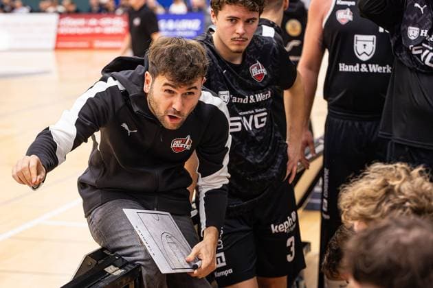 15 11 2025, xovx, Basketball Regionalliga Südwest, Lich Basketball MTV Stuttgart Coach Lucas Nasev Lich Basketball Lich Sporthalle Dietrich Bonhoeffer S Hessen Germany EN