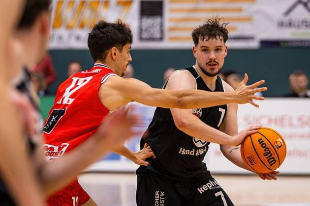 15 11 2025, xovx, Basketball Regionalliga Südwest, Lich Basketball MTV Stuttgart v l Alois Mounier MTV Stuttgart , Fritz Rostek Lich Basketball Lich Sporthalle Dietrich Bonhoeffer S Hessen Deutschland DE
