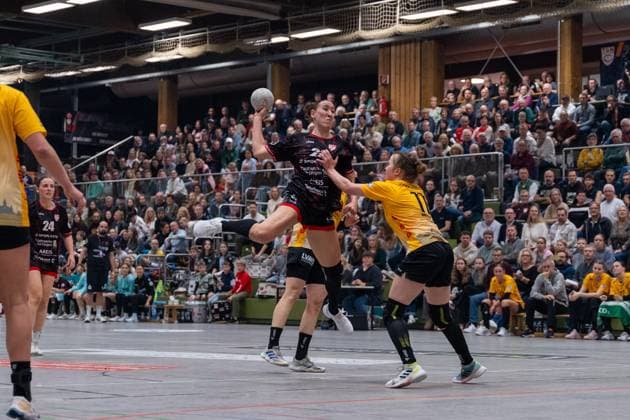 Leonie Dreizler TG Nuertingen, 23 and Vanessa Huth HC Roedertal, 11 , TG Nuertingen vs HC Roedertal, Handball, 2 Bundesliga Women, 09 Matchday, Season 2025 2026, 15 11 2025, TG Nuertingen vs HC Roedertal, Handball, 2 Bundesliga Women, 09 Matchday, Season 2025 2026, 15 11 2025 Nuertingen Copyright: xEibner-Pressefoto MaxxVogelx EP_MVL