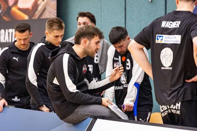 15 11 2025, xovx, Basketball Regionalliga Südwest, Lich Basketball MTV Stuttgart Coach Lucas Nasev Lich Basketball Lich Sporthalle Dietrich Bonhoeffer S Hessen Germany EN