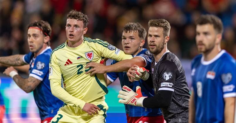 15 11 2025, Rheinpark Stadion, Vaduz, LIE, FIFA World Cup 2026 qualifier, Liechtenstein vs Wales, Group J, pictured Nathan Broadhead Wales , Emanuel Zünd Liechtenstein and Benjamin Buechl Liechtenstein Nathan Broadhead Wales , Emanuel Zünd Liechtenstein and Benjamin Buechl Liechtenstein during the FIFA World Cup 2026 qualifier group J match between Liechtenstein and Wales at the Rheinpark Stadion in Vaduz, Liechtenstein on 2025 11 15 Expa Vaduz  EP_rin