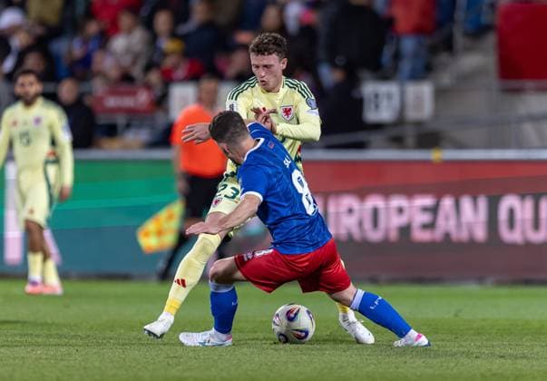 15 11 2025, Rheinpark Stadion, Vaduz, LIE, FIFA World Cup 2026 qualifier, Liechtenstein vs Wales, Group J, pictured Nathan Broadhead Wales and Aron Sele Liechtenstein Nathan Broadhead Wales and Aron Sele Liechtenstein during the FIFA World Cup 2026 qualifier group J match between Liechtenstein and Wales at the Rheinpark Stadion in Vaduz, Liechtenstein on 2025 11 15 Expa Vaduz  EP_rin