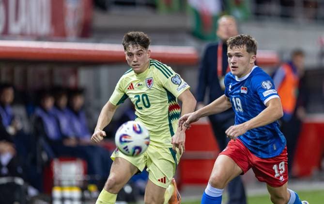 15 11 2025, Rheinpark Stadion, Vaduz, LIE, FIFA World Cup 2026 qualifier, Liechtenstein vs Wales, Group J, pictured Daniel James Wales and Emanuel Zünd Liechtenstein Daniel James Wales and Emanuel Zünd Liechtenstein during the FIFA World Cup 2026 qualifier group J match between Liechtenstein and Wales at the Rheinpark Stadion in Vaduz, Liechtenstein on 2025 11 15 Expa Vaduz  EP_rin
