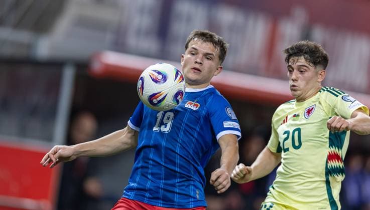15 11 2025, Rheinpark Stadion, Vaduz, LIE, FIFA World Cup 2026 qualifier, Liechtenstein vs Wales, Group J, pictured Emanuel Zünd Liechtenstein and Daniel James Wales Emanuel Zünd Liechtenstein and Daniel James Wales during the FIFA World Cup 2026 qualifier group J match between Liechtenstein and Wales at the Rheinpark Stadion in Vaduz, Liechtenstein on 2025 11 15 Expa Vaduz  EP_rin