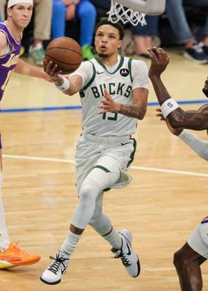 (251116) -- MILWAUKEE, Nov. 16, 2025 -- Milwaukee Bucks Ryan Rollins (front) competes during the 2025-2026 NBA, Basketball Herren, USA regular season game between Milwaukee Bucks and Los Angeles Lakers in Milwaukee, the United States, on Nov. 15, 2025. (Photo by Xinhua) (SP)U.S.-MILWAUKEE-BASKETBALL-NBA-BUCKS VS LAKERS JoelxLerner 