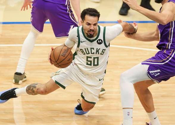 (251116) -- MILWAUKEE, Nov. 16, 2025 -- Milwaukee Bucks Cole Anthony competes during the 2025-2026 NBA, Basketball Herren, USA regular season game between Milwaukee Bucks and Los Angeles Lakers in Milwaukee, the United States, on Nov. 15, 2025. (Photo by Xinhua) (SP)U.S.-MILWAUKEE-BASKETBALL-NBA-BUCKS VS LAKERS JoelxLerner 