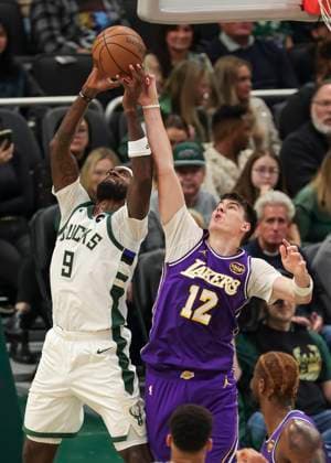 (251116) -- MILWAUKEE, Nov. 16, 2025 -- Milwaukee Bucks Bobby Portis (L) vies with Los Angeles Lakers Jake Laravia during the 2025-2026 NBA, Basketball Herren, USA regular season game between Milwaukee Bucks and Los Angeles Lakers in Milwaukee, the United States, on Nov. 15, 2025. (Photo by Xinhua) (SP)U.S.-MILWAUKEE-BASKETBALL-NBA-BUCKS VS LAKERS JoelxLerner 