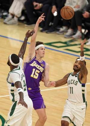 (251116) -- MILWAUKEE, Nov. 16, 2025 -- Los Angeles Lakers Austin Reaves (C) passes the ball during the 2025-2026 NBA, Basketball Herren, USA regular season game between Milwaukee Bucks and Los Angeles Lakers in Milwaukee, the United States, on Nov. 15, 2025. (Photo by Xinhua) (SP)U.S.-MILWAUKEE-BASKETBALL-NBA-BUCKS VS LAKERS JoelxLerner 