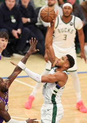 (251116) -- MILWAUKEE, Nov. 16, 2025 -- Milwaukee Bucks Giannis Antetokounmpo (front) shoots during the 2025-2026 NBA, Basketball Herren, USA regular season game between Milwaukee Bucks and Los Angeles Lakers in Milwaukee, the United States, on Nov. 15, 2025. (Photo by Xinhua) (SP)U.S.-MILWAUKEE-BASKETBALL-NBA-BUCKS VS LAKERS JoelxLerner 