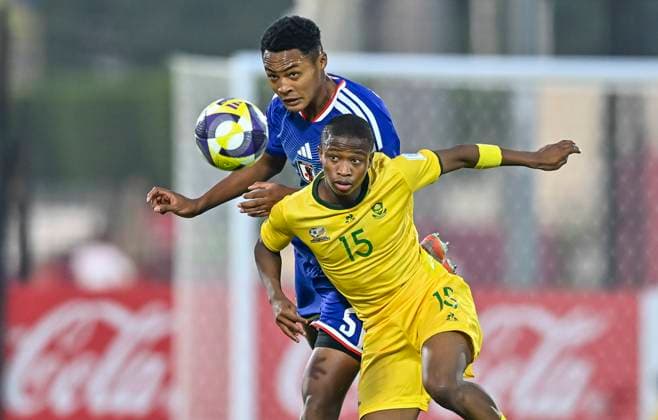 (251116) -- DOHA, Nov. 16, 2025 -- Motosuna Anthony Udemba (L) of Japan vies with Neo Bohloko of South Africa during the round of 32 football match between Japan and South Africa at FIFA U17, U 17 World cup Qatar 2025 in Doha, Qatar, on Nov. 15, 2025. (Photo by Xinhua) (SP)QATAR-DOHA-FOOTBALL-FIFA U17 WORLD CUP 2025-JAPAN VS SOUTH AFRICA Nikku 
